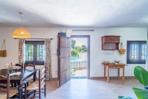 a kitchen and dining room with a dining table and a dining room at La Encina in Lanjarón