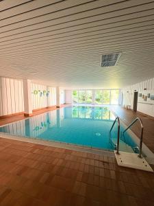 a large swimming pool in a large building at Sorpesee Stay in Sundern