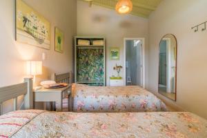 a bedroom with two beds and a desk and a mirror at Villa do Conde in Brotas +122 photos