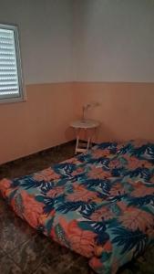 a bedroom with a bed and a table in it at Casa céntrica de 2 dormitorios in Cañada de Gómez