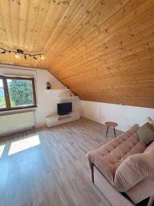a living room with a couch and a television at Ferienwohnung am Feistelholz in Wernberg-Köblitz