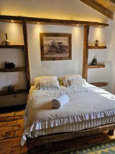 a bedroom with a bed with a picture of a motorcycle on the wall at Casona el Refugio Casablanca in Casablanca