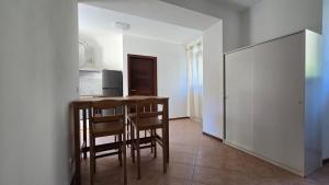 a kitchen with a table and chairs in a room at Fuga in Valpolcevera Comfort e Relax in Mignanego
