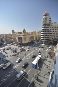 una ciudad con una calle concurrida con coches y edificios en Hostal Valencia Madrid, en Madrid