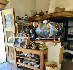 a kitchen with a shelf with dishes and a window at Hosteria Villa Cardon in Cachí +25 photos