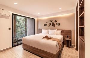 a bedroom with a large bed and a large window at Casa Grijalva by Kukun Apartments in Mexico City +33 photos