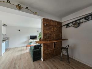 a room with a wooden wall with a table and a chair at Cottage Fonsorbes RDC Maison in Fonsorbes