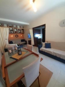 a living room with a table and a couch and a bed at Chorefto Waves in Chorefto