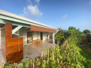 a house with a courtyard with a patio at Charmant Bungalow Independant in Grand-Bourg