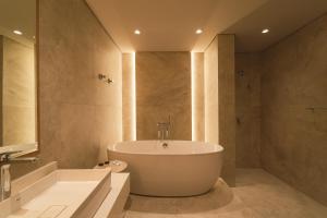 a large bathroom with a tub and a sink at Mantra Hotel in Feliz Natal +37 photos