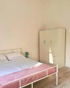 a bedroom with a bed and a white cabinet at Appartamenti Bellaria Vacanza e Relax in Bellaria-Igea Marina +1 photo