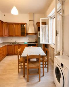 a kitchen with a table and chairs and a microwave at Appartamenti Bellaria Vacanza e Relax in Bellaria-Igea Marina