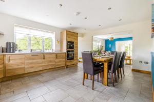 a kitchen and dining room with a table and chairs at 5 Bed in Hanworth Common oc-1650 in Thurgarton