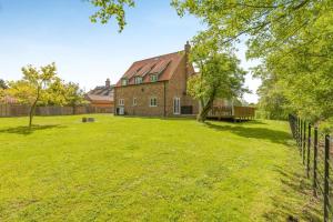 an empty yard in front of a brick house at 5 Bed in Hanworth Common oc-1650 in Thurgarton