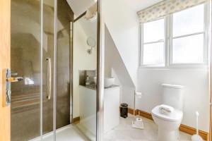 a bathroom with a shower and a toilet at 5 Bed in Hanworth Common oc-1650 in Thurgarton +31 photos