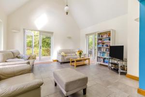 a living room with two couches and a tv at 5 Bed in Hanworth Common oc-1650 in Thurgarton