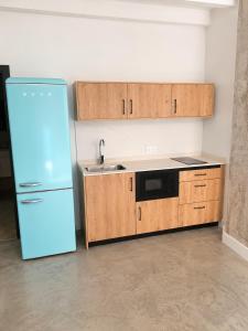 a kitchen with a refrigerator and a sink at Apartamento Coworking in Novo Sancti Petri
