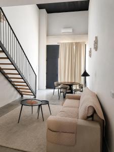a living room with a couch and a table at Apartamento Coworking in Novo Sancti Petri