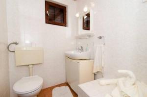 uma casa de banho branca com um WC e um lavatório em Apartment Butijer em Dubrovnik