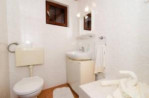 ドゥブロヴニクにあるApartment Butijerのトイレと洗面台を備えた白いバスルーム