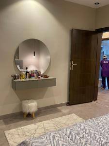 a room with a door and a mirror and a table at غرفه وصاله in Tabuk