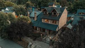 Draufsicht auf ein großes Haus mit Gründach in der Unterkunft Casa 45 in San Martín de los Andes