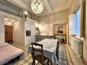 a kitchen and dining room with a table and chairs at Residenza storica Volta della Morte in Urbino
