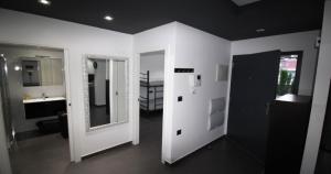 une salle de bain blanche avec un lavabo et un miroir dans l'établissement Oasis beach, à Playas de Orihuela