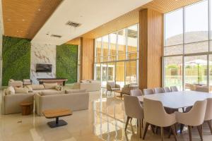 a living room with a table and chairs at Vela Mare Suite in Santa Marta