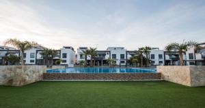 - une piscine en face de certains appartements dans l'établissement Oasis beach, à Playas de Orihuela