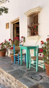 a blue table and two chairs and a window at Hosteria Villa Cardon in Cachí
