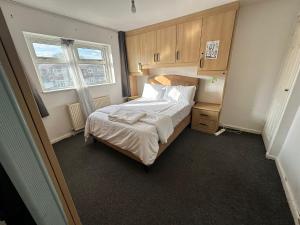ein kleines Schlafzimmer mit einem Bett und einem Fenster in der Unterkunft Warmark Road, Hemel Hempstead in Great Gaddesden