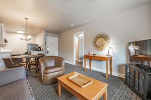 a living room with a couch and a table at La Residence Suite Hotel in Bellevue