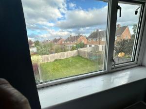 ein Fenster mit Blick auf einen Hof in der Unterkunft Warmark Road, Hemel Hempstead in Great Gaddesden