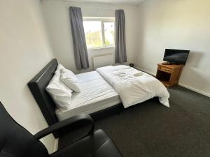 ein Schlafzimmer mit einem Bett, einem Stuhl und einem Fenster in der Unterkunft Warmark Road, Hemel Hempstead in Great Gaddesden + 21 Fotos