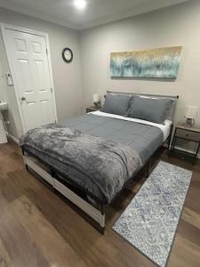 a bedroom with a bed and a clock on the wall at The Comfort Cove in Cleveland