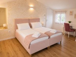 a bedroom with a bed with two towels on it at Villa Rosa dei Venti in Kaštel