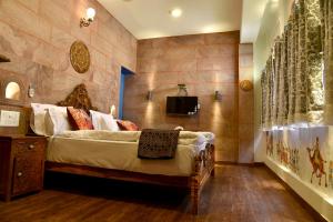 מיטה או מיטות בחדר ב-Suraj Haveli