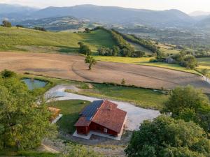 an aerial view of a barn in a field at B&B La Tana in Belforte del Chienti