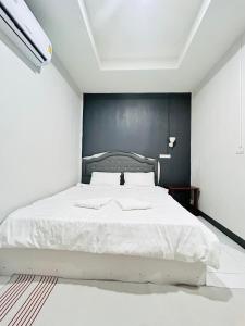 a bedroom with a white bed with a black wall at ฟ้ารีสอร์ต FAH Resort in Ban Nong Khang +64 photos