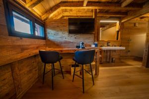 a kitchen with a counter and two chairs at a bar at Hosteria Pastor in Aranda de Duero