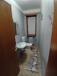 a bathroom with a sink and a toilet at Attico 26 in Salcedo