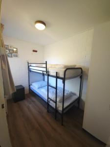 a bunk bed room with two bunk beds in it at De Blenck 69 in Callantsoog