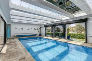an indoor swimming pool with a large indoor swimming poolvisor at Art- Apartamentos Revilla Tacke E in Empuriabrava