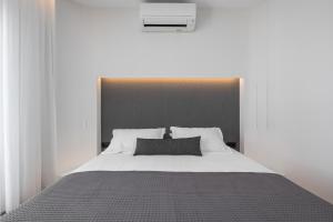 ein Schlafzimmer mit einem großen Bett mit schwarzem Kopfteil in der Unterkunft The Ark in Stavros + 23 Fotos