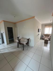 a living room with a table and a couch at Casa no pavimento superior in São Luís