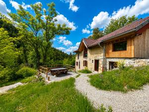 a barn with a picnic table in front of it at Voyage éco-responsable Immersion nature Wifi in Belleydoux