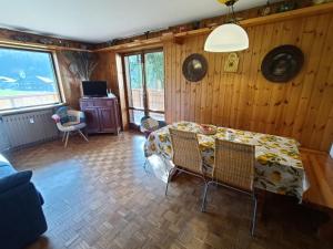 a living room with a table and chairs at Le Rondinelle in Champoluc
