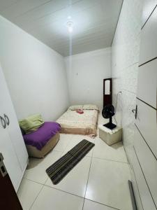 a small room with two beds and a rug at Meu aconchego in Castanhal