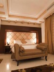 a bedroom with a large bed and a large window at اجنحة الخزامى المخدومة in Yanbu